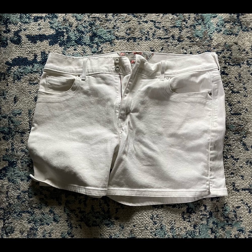 White Levi’s denim shorts